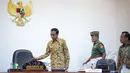 Presiden Joko Widodo (kiri) saat tiba untuk memimpin rapat terbatas di Kantor Istana Kepresidenan, Jakarta, Senin (13/4/2015). Rapat membahas sektor kelautan dan perikanan. (Liputan6.com/Faizal Fanani)