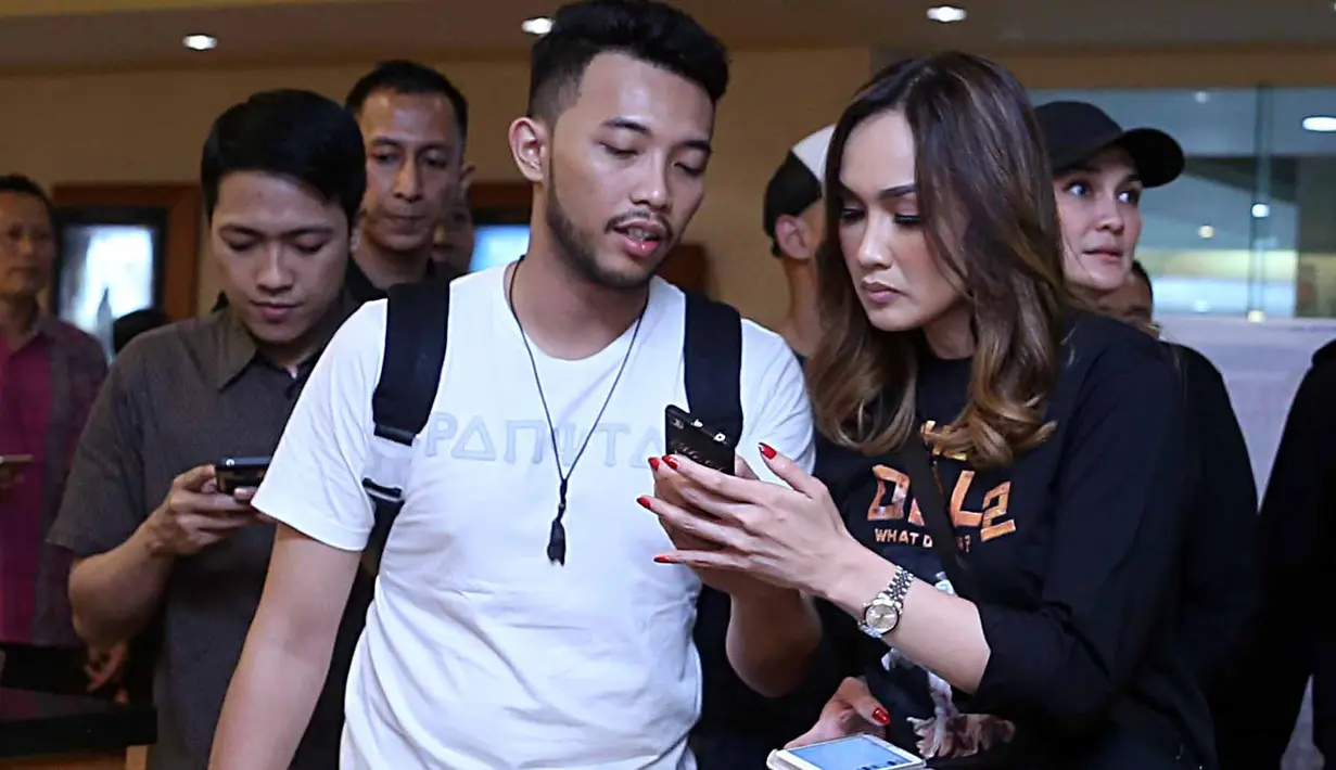 Jeritan Sara Wijayanto saat mendampingi suaminya, Demia Aditya banyak yang menilai berlebihan. Aksi nekad Demian dikubur hidup-hidup itu memunculkan banyak reaksi. Terutama sang istri yang histeris. (Nurwahyunan/Bintang.com)