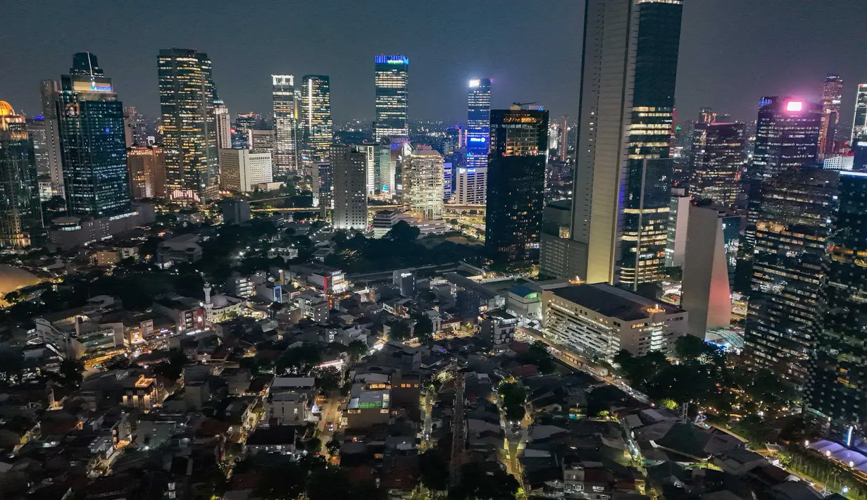 Menurut Pramono Anung, lewat integrasi CCTV, Pemerintah Provinsi Jakarta dapat memantau situasi kota secara lebih cepat dan efektif, di antaranya penanganan darurat, kriminalitas, hingga manajemen lalu lintas. Tampak foto udara memperlihatkan suasana malam gedung-gedung bertingkat di kawasan Sudirman, Jakarta, Selasa (7/4/2026). (merdeka.com/Arie Basuki)