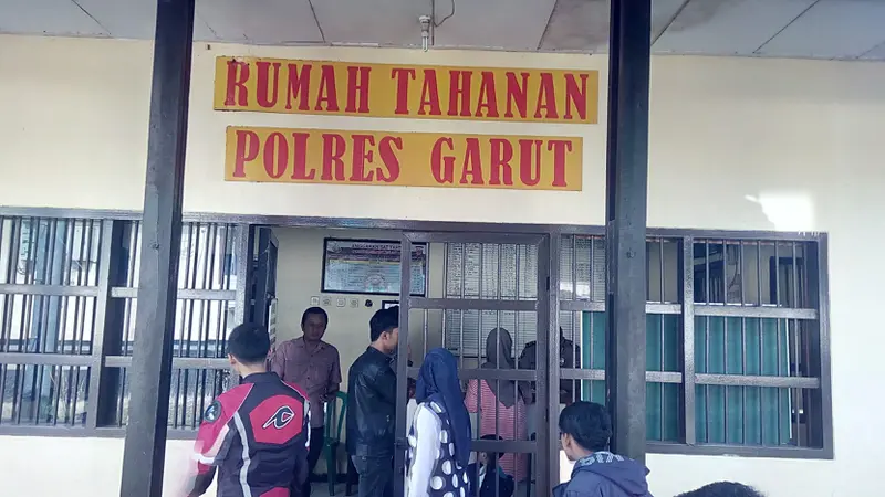 Beberepa pengunjung tengah melakukan besukan di ruang tahanan polres Garut, Jawa Barat