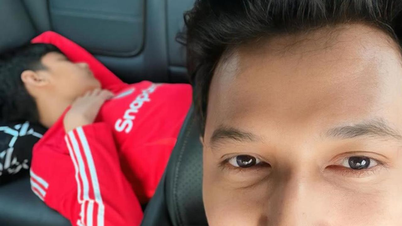 5 Potret Sonny Septian dan Faaz Habiskan Quality Time bersama dengan Jersey Serasi