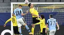 Bek Borussia Dortmund, Mats Hummels (kanan atas) menyundul bola melewati gelandang Lazio, Milinkovic-Savic pada matchday kelima Grup F Liga Champions di Signal Iduna Park, Dortmund, Kamis (3/12/2020) dinihari WIB. Borussia Dortmund cuma berimbang 1-1 dengan Lazio. (AP Photo/Martin Meissner, Pool)