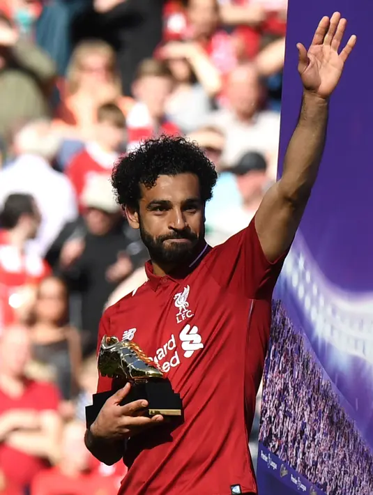 Mohamed Salah meraih penghargaan Sepatu Emas Liga Premier Inggris musim 2017/2018 setelah Liverpool menekuk Brighton and Hove Albion di Anfield, Minggu (13/5). Salah juga memecahkan rekor gol kompetisi yang memainkan 38 laga dalam semusim (AFP/Paul ELLIS)
