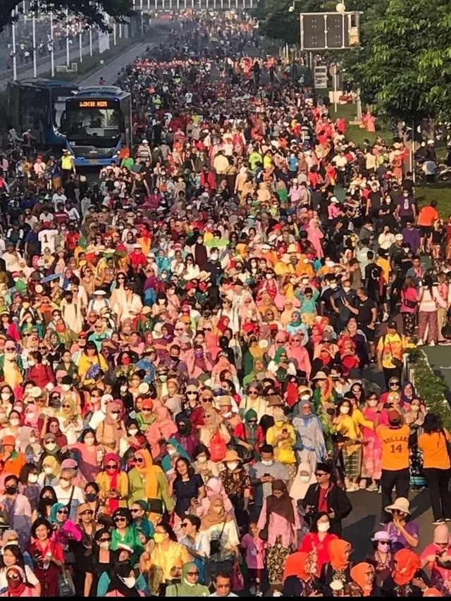 Para aktivis perempuan Indonesia yang tergabung dalam Pertiwi Indonesia dan Perempuan Berkebaya Indonesia mendorong agar kebaya dinobatkan UNESCO sebagai warisan budaya tak benda asal Indonesia. Mereka menyampaikan gagasannya melalui aksi jalan santai ber