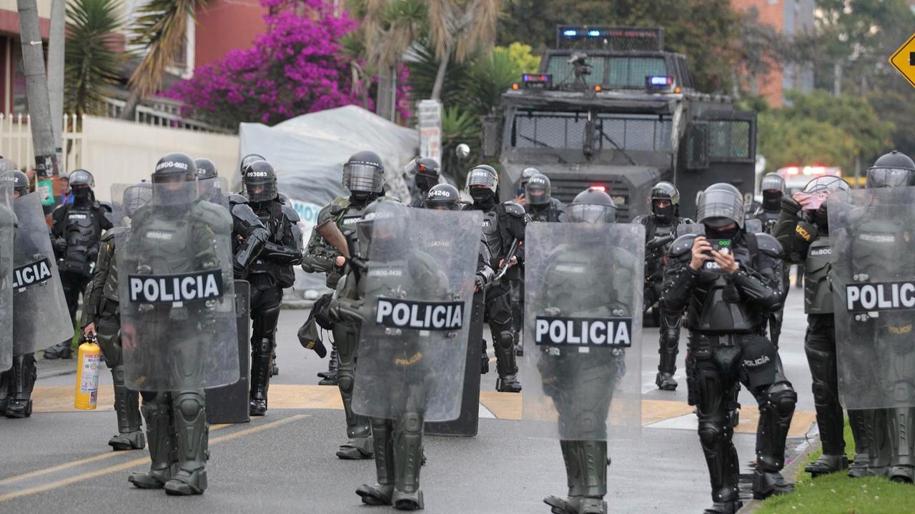 FOTO: Bentrokan di Bogota, Demonstran Serang Polisi dengan Panah di depan Kedubes AS
