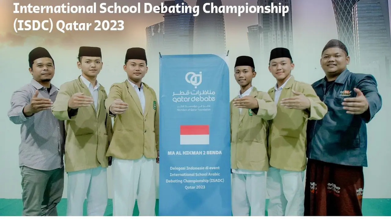 Sebanyak tiga siswa Madrasah Aliyah (MA) Al Hikmah 2 berhasil masuk semifinal International School Debating Championship (ISDC) 2023, di Qatar. (Foto: Kemenag.go.id/Liputan6.com)