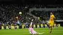 Mantan pemain AC Milan itu memborong dua gol dan satu assist di laga el Clasico kontra Madrid. Aubameyang semakin terbang tinggi setelah lagi-lagi mengukir rekor spesial di Barcelona. (AP/Manu Fernandez)