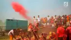 Warga bermain serbuk warna-warni saat colour run dalam Festival Damai Millenial Road Safety di Monas, Jakarta, Minggu (23/6/2019). Serbuk warna-warni yang ditembakkan oleh meriam menambah kemeriahan Festival Damai. (merdeka.com/Iqbal Nugroho)