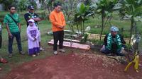 Ketua Umum The Jakmania, Richard Ahmad, dan pentolan Bonek Mania, Andi Peci melakukan ziarah kubur Muhammad Fahreza. (Facebook)