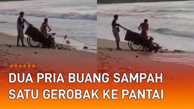 Aksi dua pria buang sampah satu gerobak ke pantai mengundang perhatian.