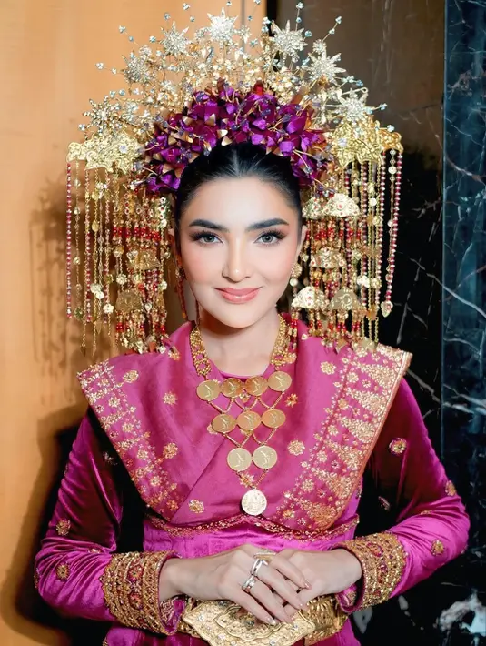 Ashanty kembali mencuri perhatian publik lewat balutan busana adat yang sarat makna [@ashanty_ash]