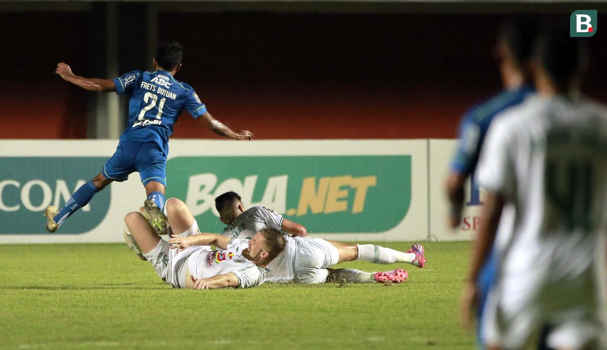 Pemain berusia 24 tahun itu benar-benar meneruskan konsistensinya dalam berperan sebagai juru gedor andalan Persib di laga kontra PSS Sleman. Dia beberapa kali melakukan tusukan dan dribble berbahaya di area pertahanan lawan. (Foto: Bola.com/Ikhwan Yanuar)