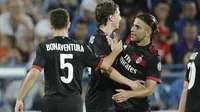 Bek AC Milan, Ricardo Rodriguez (kanan), rayakan gol ke gawang Craiova pada leg pertama kualifikasi babak ketiga Liga Europa di Stadionul Municipal, Jumat (28/7/2017) dini hari WIB. Tim tamu menang 1-0. (AP Photo/Alexandru Dobre)