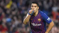 Striker Barcelona, Luis Suarez, merayakan gol yang dicetaknya ke gawang Real Madrid pada laga La Liga Spanyol di Stadion Camp Nou, Barcelona, Minggu (28/10). Barcelona menang 5-1 atas Madrid. (AFP/Lluis Gene)