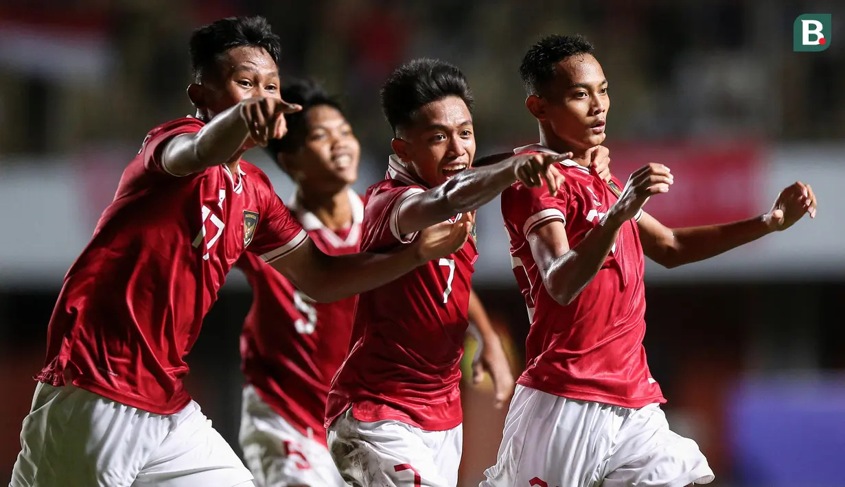 Timnas Indonesia U-16 memastikan lolos ke partai puncak Piala AFF U-16 usai meyingkirkan Myanmar U-16 dengan skor 5-4 lewat adu tendangan penalti di Stadion Maguwoharjo, Sleman, Rabu (10/8/2022) sore WIB. Dalam waktu normal kedua tim bermain imbang 1-1, di mana Indonesia tertinggal lebih dahulu di babak pertama. (Bola.com/Bagaskara Lazuardi)