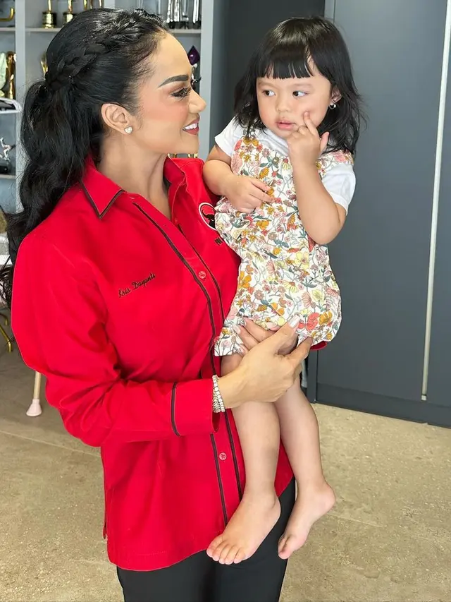 Potret Kris Dayanti saat bersama Azura (Sumber: Instagram/@krisdayantilemos)