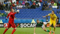 Gareth McAuley (tengah) mencetak gol kedua dan melakukan 7 kali penyelamatan saat Irlandia Utara mengalahkan Ukraina 2-0, (16/6/2016). (Reuters/Robert Pratta)