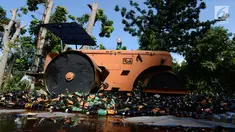 Buldozer melindas ribuan minuman keras selama Operasi Pekat Jaya 2018 menjelang perayaan natal 2018 dan Tahun Baru 2019 di Polda Metro Jaya, Jakarta, Jumat (21/12). (Merdeka.com/Imam Buhori)