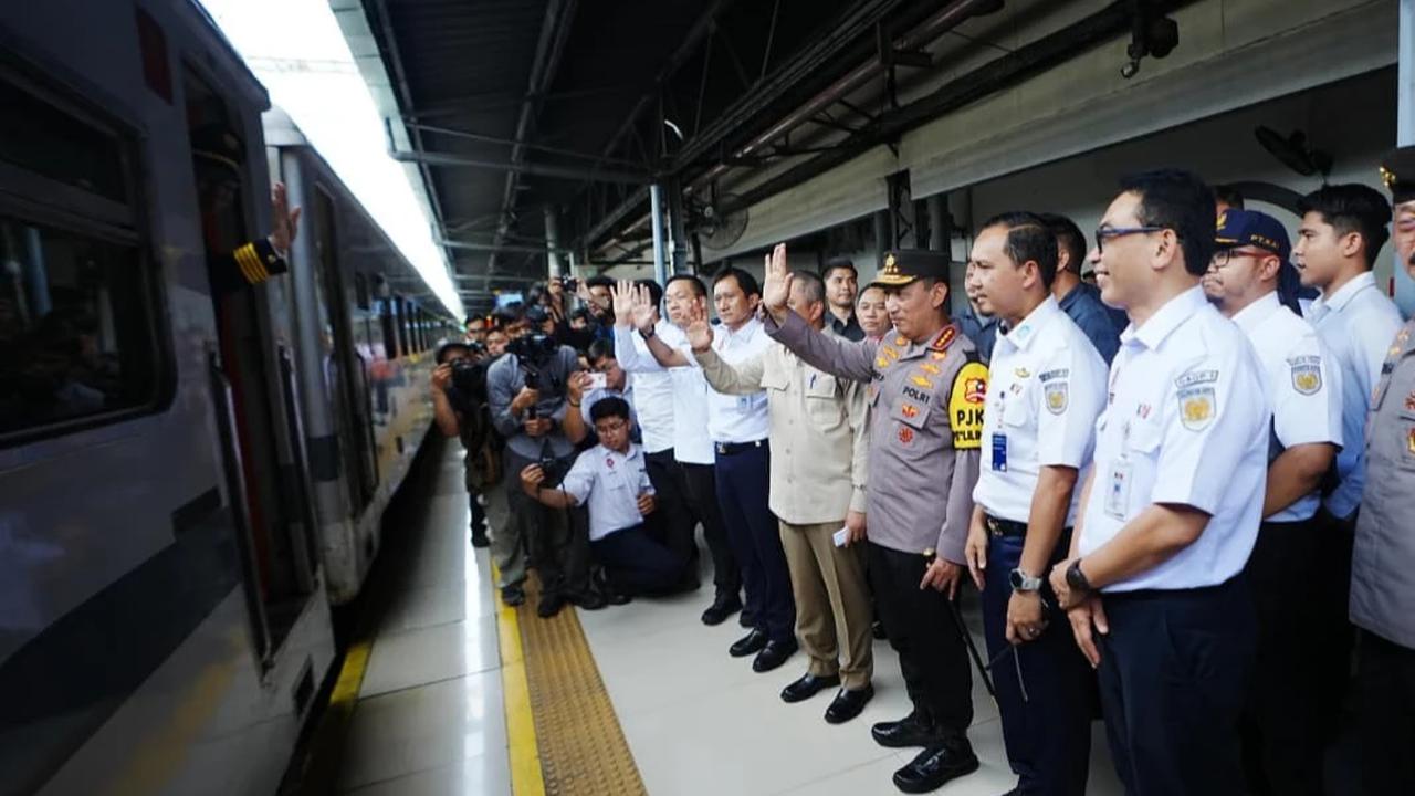 FOTO: Kapolri Pastikan Kesiapsiagaan Stasiun Pasar Senen Jelang Nataru