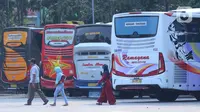 Calon penumpang saat ingin menaiki bus AKAP di Terminal Poris Plawad, Tangerang, Banten, Jumat (30/4/2021). Kemenhub akan menempelkan stiker khusus pada kendaraan bus yang masih diperbolehkan beroperasi selama masa larangan mudik Lebaran pada 6-17 Mei 2021. (Liputan6 com/Angga Yuniar)