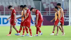 Pemain Timnas Indonesia U-20 tertunduk lesu setelah ditaklukkan Guatemala pada laga turnamen mini di Stadion Utama Gelora Bung Karno (SUGBK), Selasa (21/2/2023). Indonesia menyerah 0-1 dari Guatemala. (Bola.com/M Iqbal Ichsan)