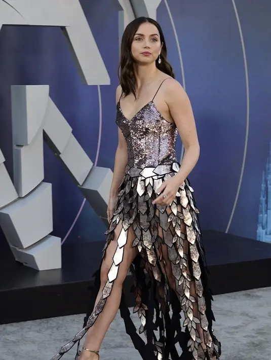 Ana de Armas berpose saat menghadiri pemutaran perdana film The Grey Man di TCL Chinese Theatre, Los Angeles, Amerika Serikat, 13 Juli 2022. Ana de Armas tampil cantik mengenakan koleksi Louis Vuitton yang mengkilap. (AP Photo/Chris Pizzello)