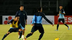 Pelatih Timnas Indonesia U-19, Indra Sjafri mengawasi langsung sesi latihan timnya di Stadion GBK Jakarta, (6/5/2014). (Liputan6.com/Helmi Fithriansyah)