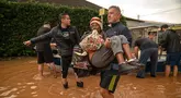 Seorang wanita dievakuasi dari daerah banjir di Porto Alegre, Negara Bagian Rio Grande do Sul, Brasil, pada tanggal 4 Mei 2024. (Carlos Fabal/AFP)
