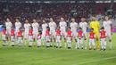 <p>Pemain Timnas Indonesia&nbsp;menyanyikan lagu kebangsaan Indonesia Raya pada laga lanjutan putaran ketiga Grup C Kualifikasi Piala Dunia 2026 melawan Arab Saudi di Stadion Utama Gelora Bung Karno (SUGBK), Senayan, Jakarta, Selasa (19/11/2024). (Bola.com/Abdul Aziz)</p>