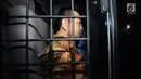 Terdakwa korupsi proyek e-KTP, Setya Novanto saat di mobil tahanan KPK usai menjalani sidang putusan di Pengadilan Tipikor, Jakarta, Selasa (24/4). Setya Novanto divonis 15 tahun penjara dan denda 500 juta rupiah. (Liputan6.com/Helmi Fithriansyah)