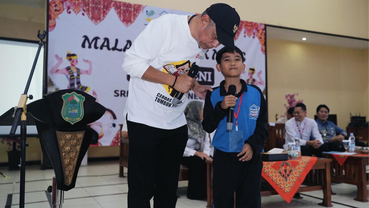 Wakil Menteri Sosial Agus Jabo Priyono saat berkunjung ke Sekolah Rakyat Menengah Pertama (SRMP) 27 Banjarnegara, Jawa Tengah, Sabtu (30/8/2025).