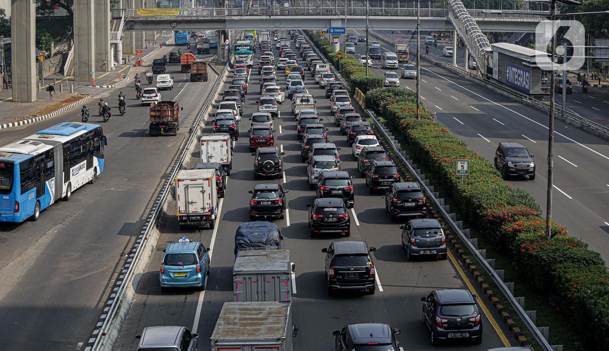 Sejumlah kendaraan roda empat terjebak macet di ruas Tol Dalam Kota, Jakarta, Senin (5/7/2021). Macet tersebut disebabkan karena adanya penutupan sejumlah pintu keluar tol dalam kota dalam masa PPKM Darurat. (Liputan6.com/Faizal Fanani)