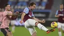 Bek West Ham United, Craig Dawson (kanan) menguasai bola dibayangi striker Sheffield United, Billy Sharp dalam laga lanjutan Liga Inggris 2020/21 pekan ke-24 di London Stadium, London, Senin (15/2/2021). West Ham menang 3-0 atas Sheffield United. (AP/Glyn Kirk/Pool)
