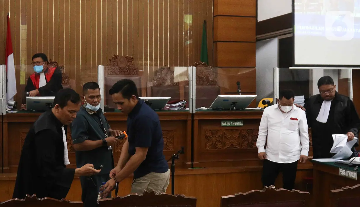 Terdakwa kasus dugaan pembunuhan berencana terhadap Brigadir Nofriansyah Yosua Hutabarat, Richard Eliezer (kiri) saat dihadirkan menjadi saksi dengan terdakwa Kuwat Ma'ruf dan Ricky Rizal di Pengadilan Negeri Jakarta Selatan, Jakarta, Kamis (30/11/2022). Dalam persidangan hari ini, ketiga terdakwa saling bergantian menjadi saksi untuk memberikan keterangan dalam sidang. (Liputan6.com/Herman Zakharia)