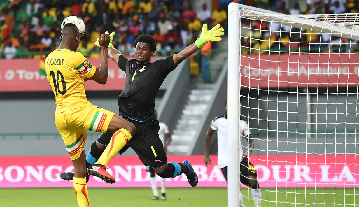 Kiper Ghana, Brimah Razak (kanan) berusaha menahan sundulan pemain depan Mali, Kalifa Coulibaly saat 2017 Piala Afrika 2017 di Port-Gentil pada 21 Januari 2017. (AFP PHOTO / Justin Tallis)