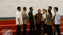 Presiden Jokowi (ketiga kiri) saat berbincang dengan para Menteri dan pejabat terkait saat meninjau persiapan KTT OKI di Jakarta Convention Center (JCC), Jakarta, (4/3). KTT OKI digelar pada 6-7 Maret 2016.(Liputan6.com/Faizal Fanani)