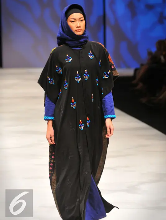 Model mengenakan busana rancangan Vivi Zubedi pada Indonesia Fashion Week (IFW) 2016 di JCC Senayan, Jakarta, Jum'at, (11/03). Busana yang dibawakan bertema kebudayaan Indonesia. (Liputan6.com/Faisal R Syam)