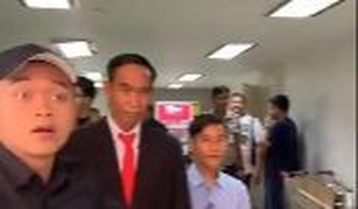 Dalam video parodi tersebut, Mayor Teddy KW bergaya seolah sedang mengawal dua orang pria yang ada di belakangnya.