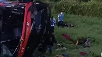 Bus Halmahera Terbalik Usai Hantam Truk Pengangkut Ayam di Tol JMKT, 4 Orang Tewas