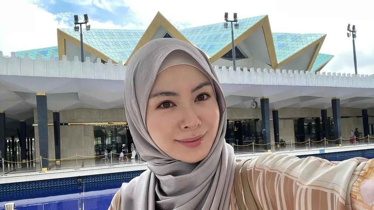 Potret Ayana Moon Asyik Jajan Cilok untuk Buka Puasa, Antusias Nikmati Kuliner Kaki Lima