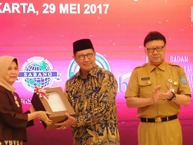 Menteri Agama, Lukman Hakim Saifuddin (tengah) menerima Laporan Hasil Pemeriksaan BPK RI atas Laporan Keuangan Kementerian/Lembaga di Jakarta, Senin (29/5/2017). Kementerian Agama berhasil meraih predikat WTP. (Liputan6.com/Helmi Fithriansyah)
