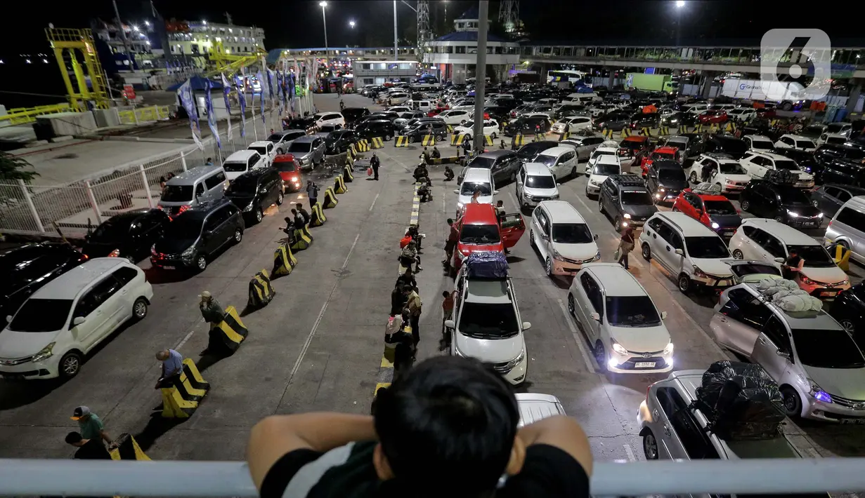 Seorang anak memperhatikan antrean mobil yang akan masuk ke dalam kapal penyeberangan di Pelabuhan Merak, Kota Cilegon, Banten, Jumat (28/3/2025) dini hari. (Liputan6.com/Herman Zakharia)