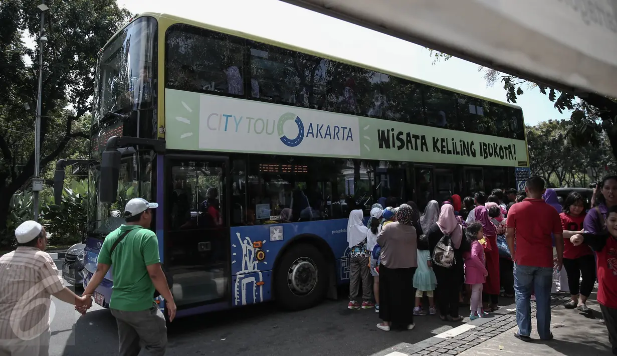 Sejumlah penumpang berebut menaiki bus tingkat wisata di Jalan Merdeka Selatan, Jakarta, Minggu (15/5). Gubernur Ahok berencana menambah 25 unit bus tingkat menyusul meningkatnya minat wisatawan terhadap bus tersebut. (Liputan6.com/Faizal Fanani)
