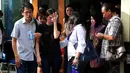 Tim DVI Polda Jawa Timur melakukan penyerahan jenazah korban pesawat AirAsia QZ8501 di RS Bhayangkara, Surabaya, Jumat (2/1/2015). Beberapa keluarga korban tidak kuasa menahan haru saat upacara penyerahan jenazah. (Liputan6.com/Johan Tallo)