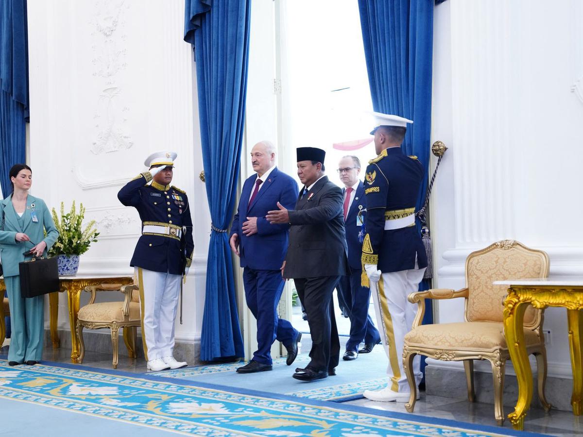 Diiringi Tari Enggang, Prabowo Sambut Presiden Belarus di Istana Merdeka