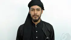 Dalam menjalani perannya sebagai Syekh Siti Djenar, Alex pun harus mengenakan pakaian gamis dan sorban . (Liputan6.com/Panji Diksana)