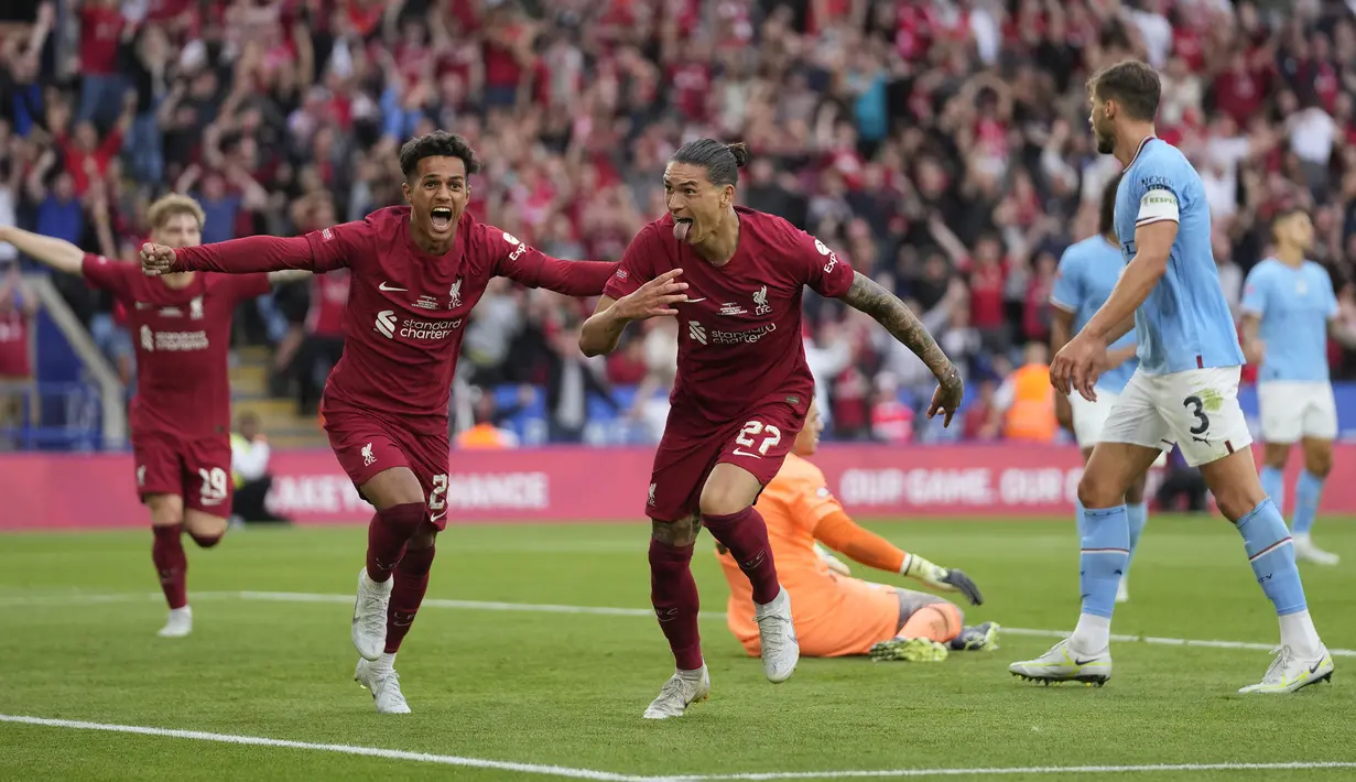 Pemain Liverpool merayakan gol ketiga timnya yang dicetak oleh Darwin Nunez (kanan) pada ajang Community Shield 2022/2023 melawan Manchester City di King Power Stadium, Minggu (31/07/2022) dini hari WIB. (AP/Frank Augstein)
