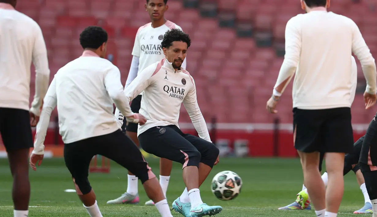 Pemain bertahan Paris Saint-Germain (PSG) asal Brasil, Marquinhos (tengah) saat mengikuti sesi latihan di Stadion Emirates, London, pada 28 April 2025. (FRANCK FIFE/AFP)