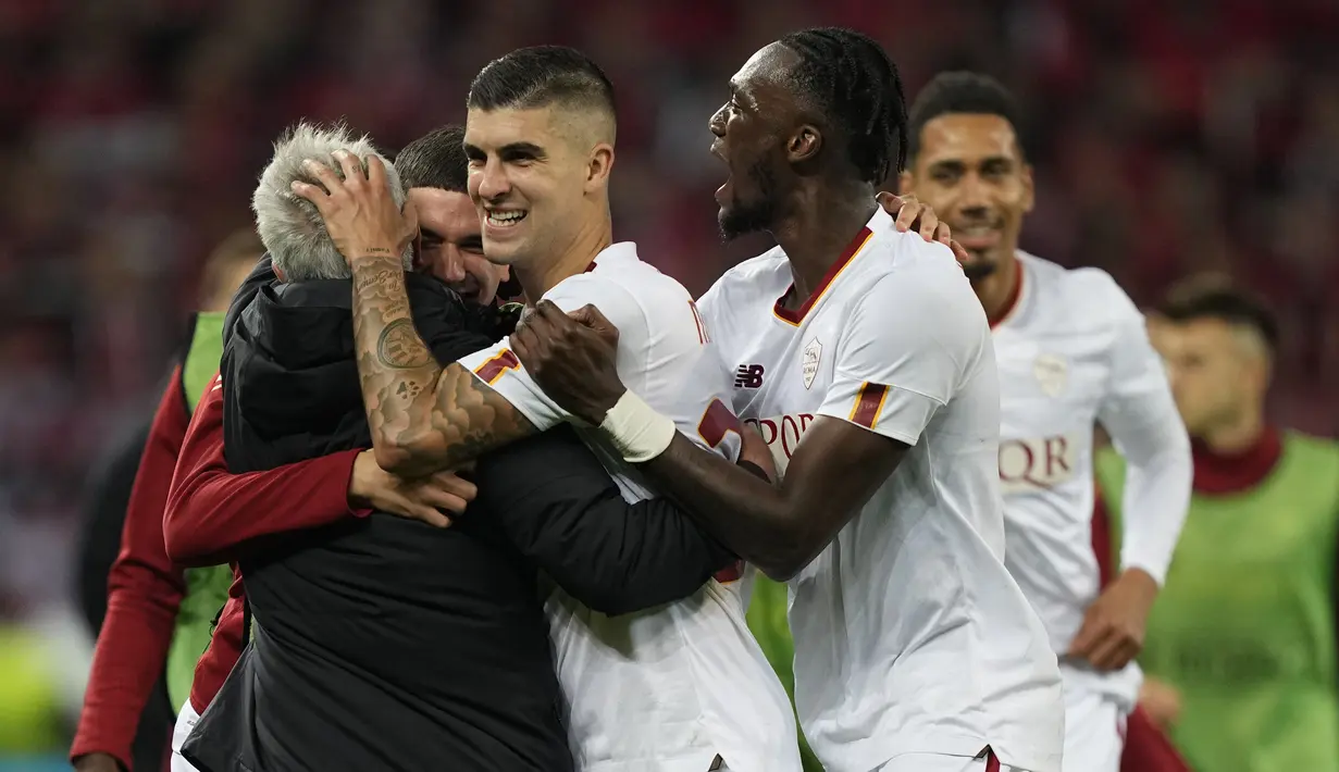 Sejumlah pemain AS Roma menghampiri pelatih, Jose Mourinho setelah berhasil menahan imbang Bayer Leverkusen dengan skor 0-0 di BayArena, Jumat (19/05/2023) dini hari WIB. AS Roma ke final usai unggul agregat dengan skor 1-0. Di final 31 Mei nanti di Budapest, Hungaria, AS Roma akan bersua Sevilla. (AP Photo/Martin Meissner)