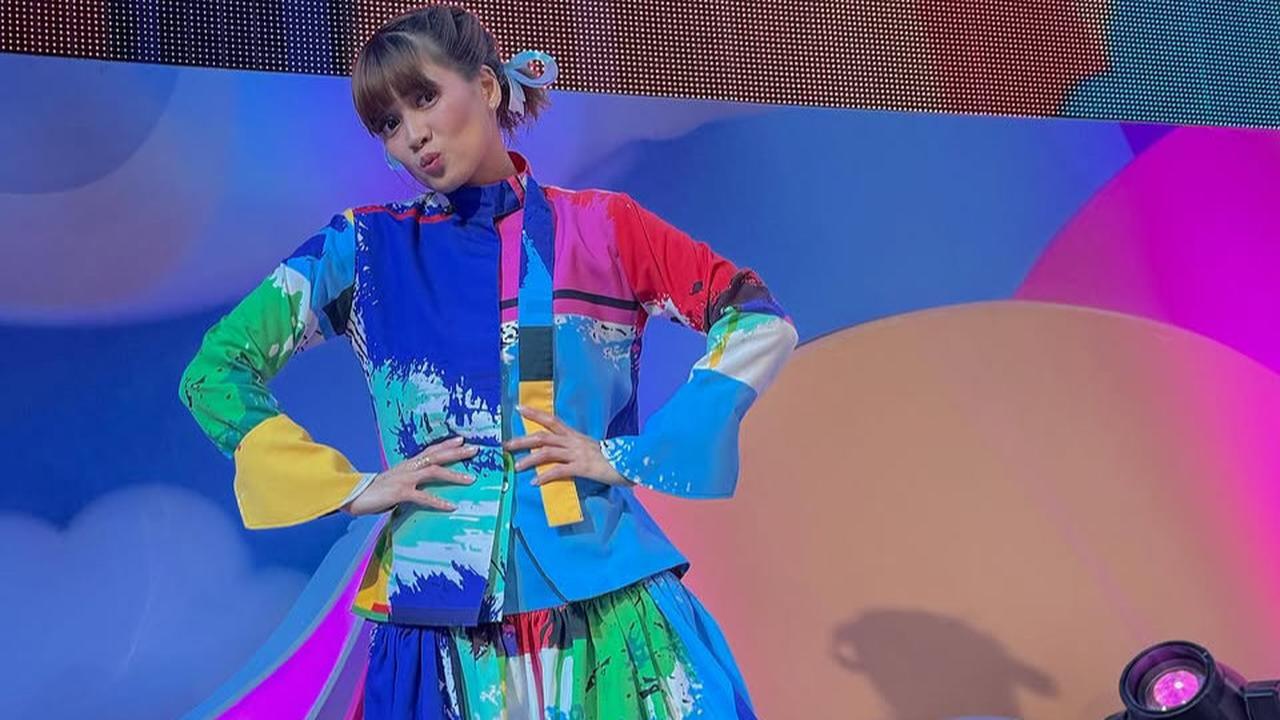 Outfit Warna-Warni Chika Jessica dengan Sepatu 'Jerapah', Bikin Mood Ikut Jadi 'Happy